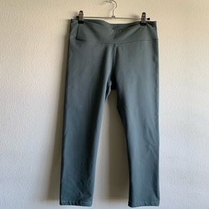 Fabletics dark green 3/4 Capri leggings in Medium